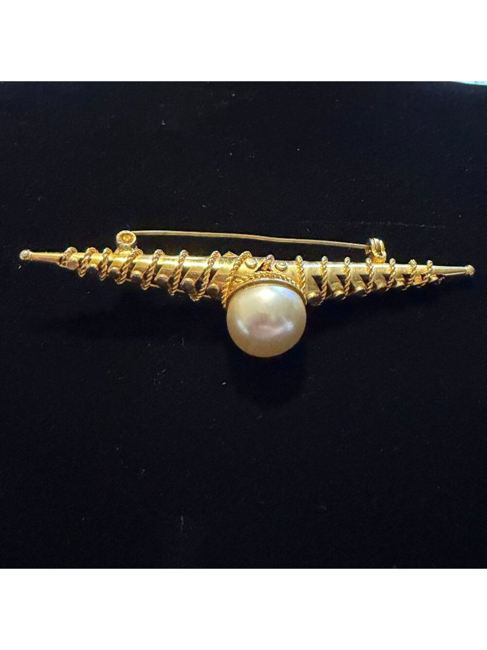 Vintage gold tone twisted faux pearl brooch signed Italy Italian Y2K preppy lape